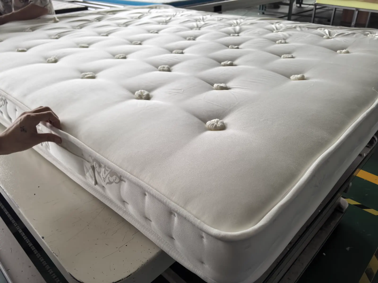 Mattress surface, tufting and edge shown in an existing Sipu production photograph